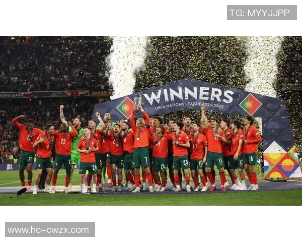 足球明星荣耀时刻握紧奖杯展现辉煌成就与激情瞬间